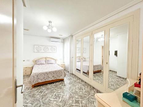 Ático en venta en Torrevieja con terraza, orientación sur y vistas despejadas