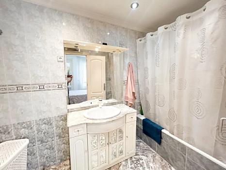 Ático en venta en Torrevieja con terraza, orientación sur y vistas despejadas