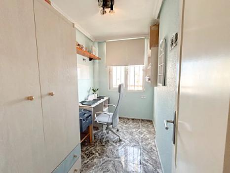 Ático en venta en Torrevieja con terraza, orientación sur y vistas despejadas