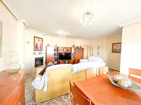 Ático en venta en Torrevieja con terraza, orientación sur y vistas despejadas
