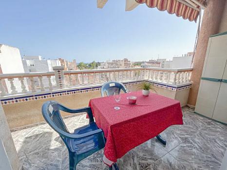 Ático en venta en Torrevieja con terraza, orientación sur y vistas despejadas
