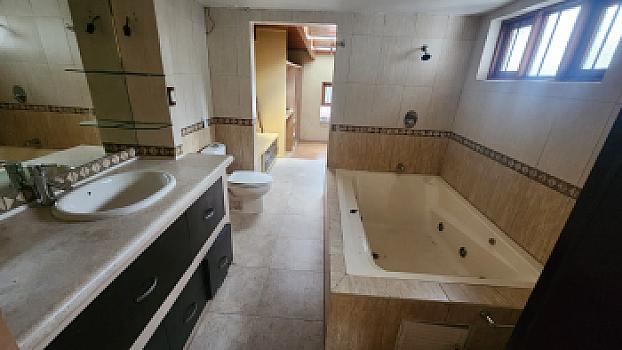 Se renta casa grande en condominio