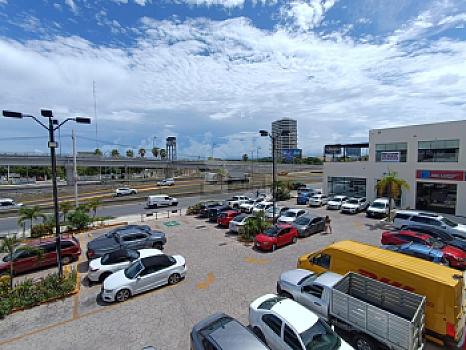 Oficina Comercial en Venta de 110M2 en Plaza Comercial Céntrica sobre Blvd Luis Donaldo Colosio