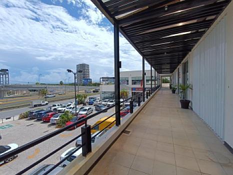 Oficina Comercial de 180mts y 90mts terraza en Plaza Comercial Céntrica – Blvd. Luis Donaldo Colosio