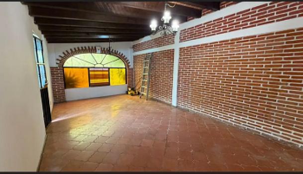 Casa independiente sobre calle