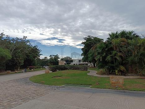 Casa en Venta amueblada con doble terreno en el Yucatan Country Club. Mérida Yucatán.