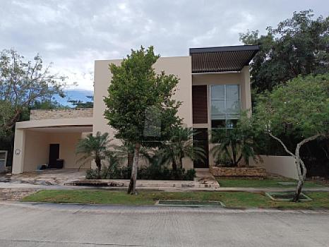 Casa en Venta amueblada con doble terreno en el Yucatan Country Club. Mérida Yucatán.