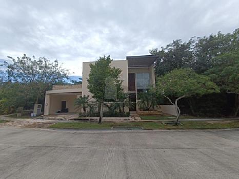 Casa en Venta amueblada con doble terreno en el Yucatan Country Club. Mérida Yucatán.