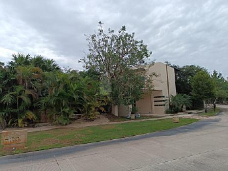 Casa en Venta amueblada con doble terreno en el Yucatan Country Club. Mérida Yucatán.