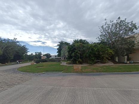 Casa en Venta amueblada con doble terreno en el Yucatan Country Club. Mérida Yucatán.
