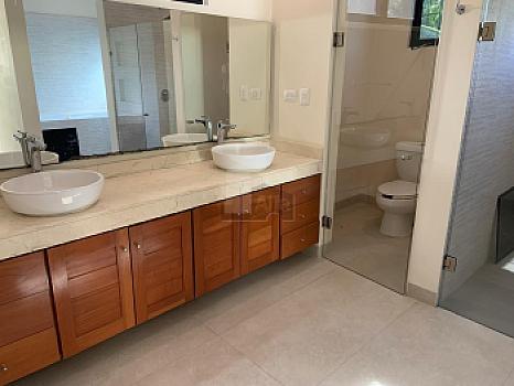 House for Sale Lagos del Sol Residencial with 4 bdrms, 1 office and 4.5 bathrooms, Cancún Quintana Roo
