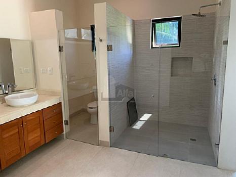 House for Sale Lagos del Sol Residencial with 4 bedrooms, 1 office and 4.5 bathrooms, Cancún Quintana Roo