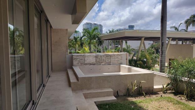 Garden House for Sale 3 bdrm 3.5 baths in Marina Puerto Cancun, Quintana Roo