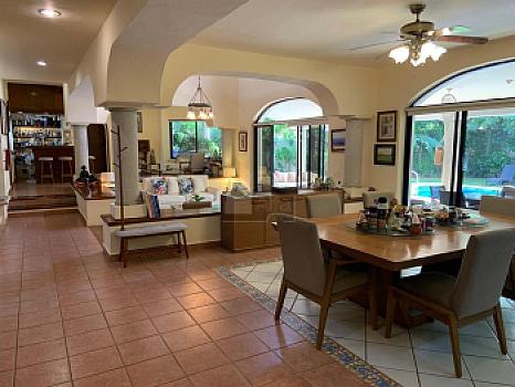 Casa Residencial Venta, 5 Recs, 5 baños y Alberca en Campestre Cancún Quintana Roo