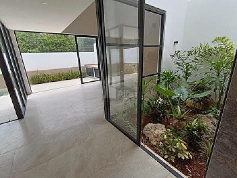 House for sale Residencial Vía Cumbres, Cancun with 4 bedrooms and 4 full bathrooms, maid's quarters