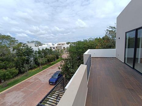 House for sale Residencial Vía Cumbres, Cancun with 4 bedrooms and 4 full bathrooms, maid's quarters