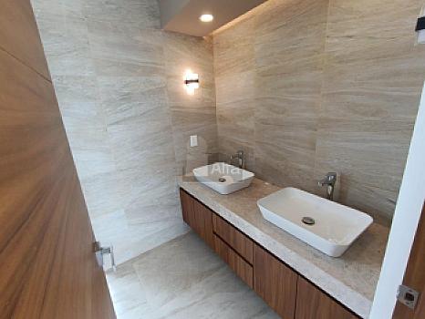 House for sale Residencial Vía Cumbres, Cancun with 4 bedrooms and 4 full bathrooms, maid's quarters