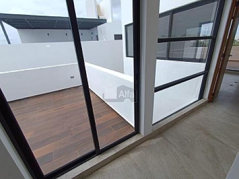 House for sale Residencial Vía Cumbres, Cancun with 4 bedrooms and 4 full bathrooms, maid's quarters