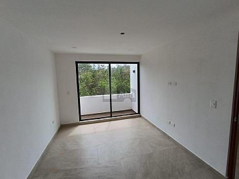 House for sale Residencial Vía Cumbres, Cancun with 4 bedrooms and 4 full bathrooms, maid's quarters