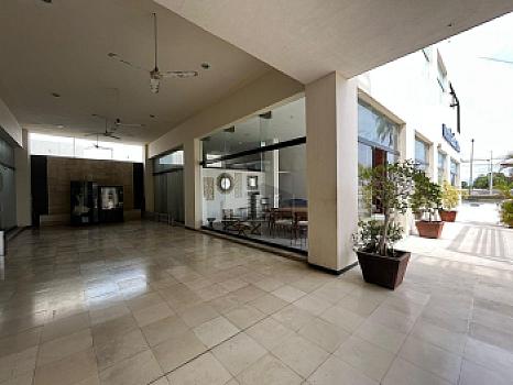 Oficina Comercial de 180mts y 90mts terraza en Plaza Comercial Céntrica – Blvd. Luis Donaldo Colosio