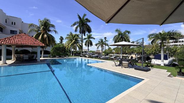 Furnished and equipped house for rent with front view of the lagoon