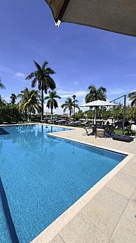 Furnished and equipped house for rent with front view of the lagoon