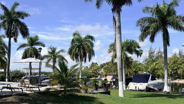 Furnished and equipped house for rent with front view of the lagoon