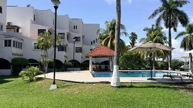 Furnished and equipped house for rent with front view of the lagoon