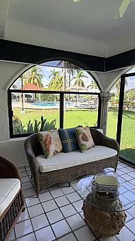Furnished and equipped house for rent with front view of the lagoon