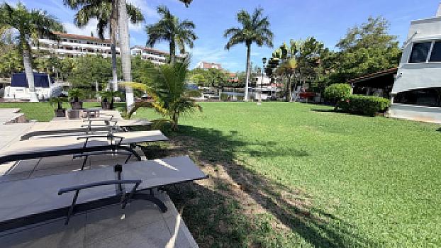 Furnished and equipped house for rent with front view of the lagoon