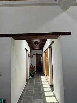 HERMOSA CASA DE ADOBE DE UN SOLO NIVEL