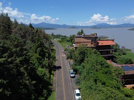 Terreno de 13,890 m2 sobre carretera frente a lago de Pátzcuaro