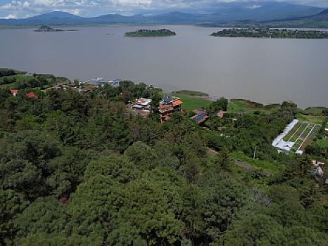 Terreno de 13,890 m2 sobre carretera frente a lago de Pátzcuaro