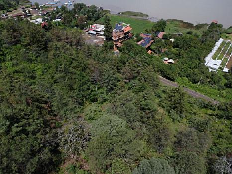 Terreno de 13,890 m2 sobre carretera frente a lago de Pátzcuaro