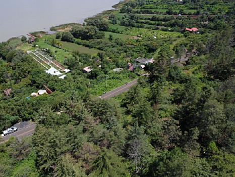 Terreno de 13,890 m2 sobre carretera frente a lago de Pátzcuaro