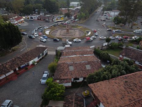 Commercial space on avenida Lázaro Cárdenas, facing roundabout, high car and pedestrian traffic