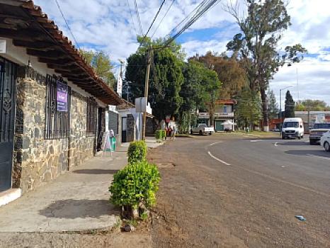 Commercial space on avenida Lázaro Cárdenas, facing roundabout, high car and pedestrian traffic