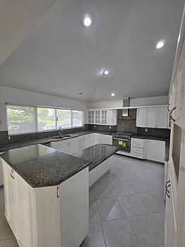 CASA EN RENTA / VENTA  EN PUERTA DE HIERRO