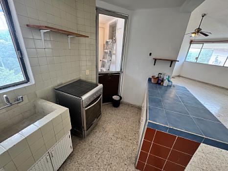 CENTRAL APARTMENT 3RD LEVEL AV LA COSTA AND MANDINGA