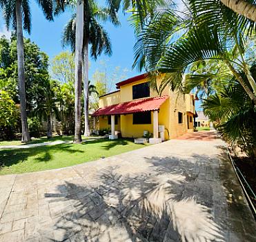 Residencia independiente en Álamos I, Cancún · 980 m² de terreno, jardín y alberca privada