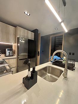 Penthouse en renta en Altea, Vía Cumbres, Cancún, con rooftop privado, jacuzzi y recámara en dos niveles