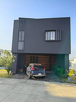 Descubre esta joya Contemporánea de 3 Niveles con diseño Moderno y acabados de Lujo