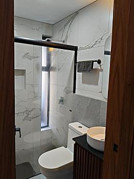 Descubre esta joya Contemporánea de 3 Niveles con diseño Moderno y acabados de Lujo