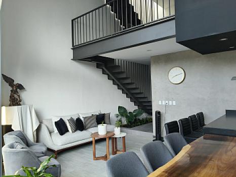 Descubre esta joya Contemporánea de 3 Niveles con diseño Moderno y acabados de Lujo
