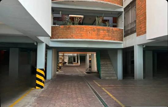 sa departamento en venta en la alcaldia iztapalapa a 5 mnts. de centros comerciales como ANTENAS, portal lomas estrella. Cuenta con universidades