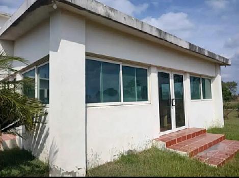 Hermosa y amplia finca con acabados de lujo