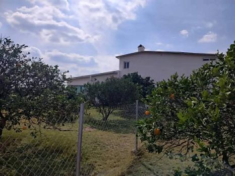 Hermosa y amplia finca con acabados de lujo