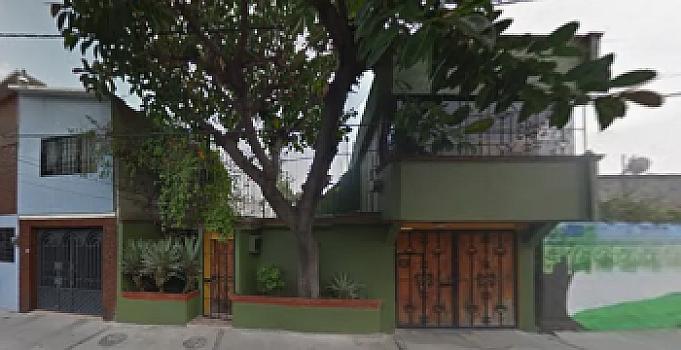 sa Venta de Casa en San Juan de Aragon G. A. M. a 20 mnts. del Aeropuerto I. de la CDMX. cuenta con Múltiples Vías de Acceso Hace Esquina con AV. 503