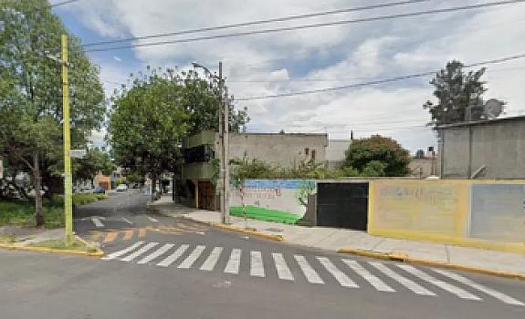 sa Venta de Casa en San Juan de Aragon G. A. M. a 20 mnts. del Aeropuerto I. de la CDMX. cuenta con Múltiples Vías de Acceso Hace Esquina con AV. 503