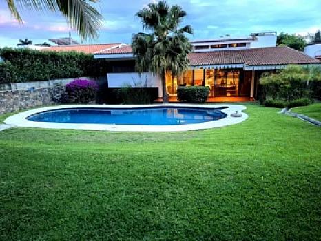 Casa en Venta Fraccionamiento Lomas de Cocoyoc con 4 Recámaras